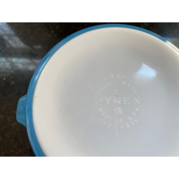 Pyrex Snowflake Garland Cinderella Round 1 Pint Casserole Dish, White on Blue, - Picture 8 of 9